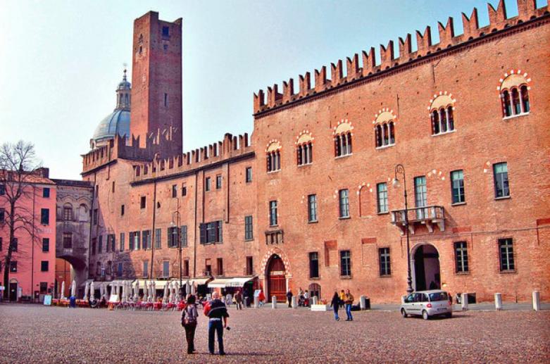 Piazza Sordello, Monumenti Mantova