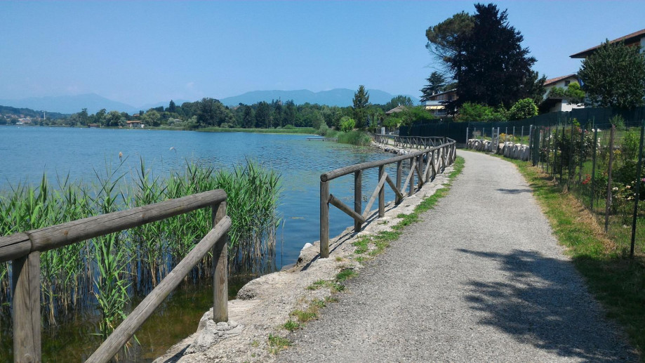 Lake Varese: the cycling route and footpath