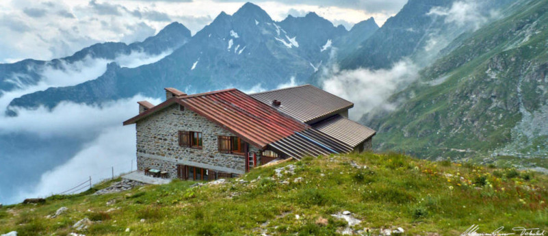 RIFUGIO BARONI AL BRUNONE RIFUGIO BARONI AL BRUNONE