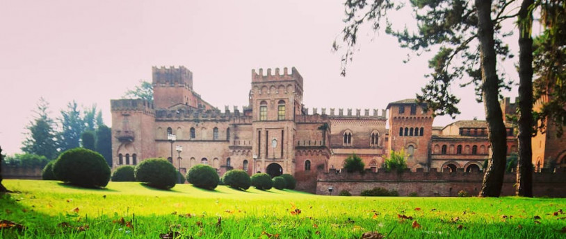 I colori della natura tra campi coltivati, cascine e fortificazioni antiche.