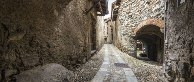 Architetture romaniche all'ombra di Segantini, Ippolito Nievo