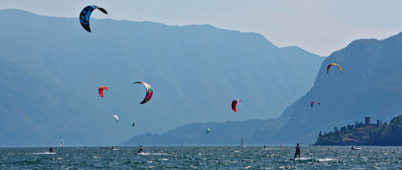 Un esercito di tavole da surf sui laghi lombardi