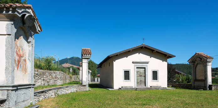 La Chiesa di San Gregorio circondata dalle cappelle della Via Crucis