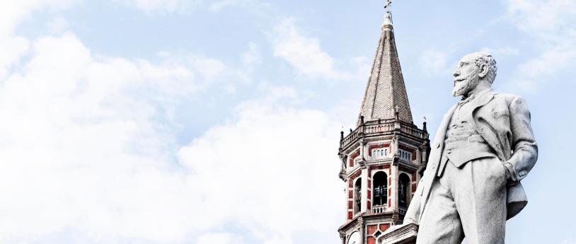 Particolare Campanile e statua di San Nicolò a Lecco.