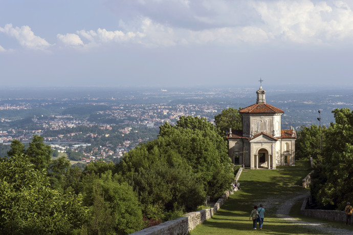 Sacro Monte al tramonto con Casa Pogliaghi Sacro Monte al tramonto con Casa Pogliaghi