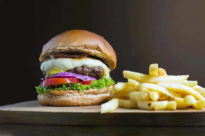 Hamburgheria e solidarietà Hamburgheria e solidarietà