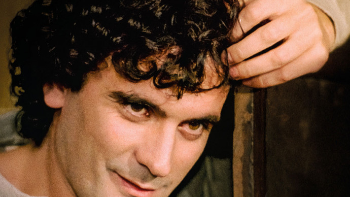 “Oltre il tempo”: il racconto-concerto dedicato a Massimo Troisi