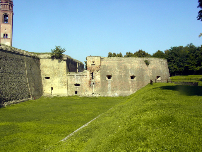 Along the walled city's cycling path