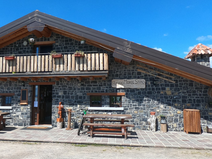 Il Rifugio Stino vicino alle trincee della Grande Guerra