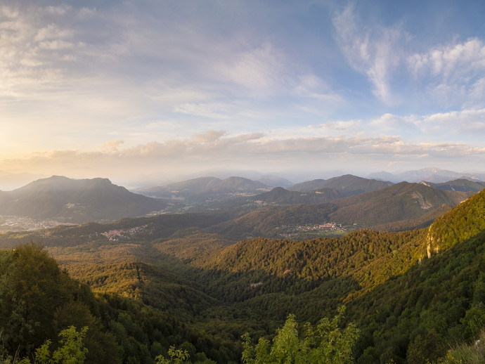 Ammirando ampi panorami, su strade militari