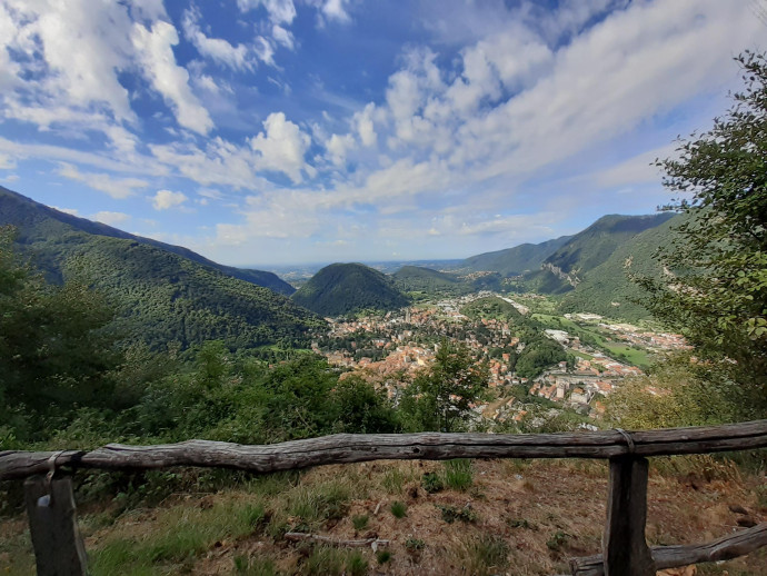 Vista su Canzo dal Sass de la Prèa.