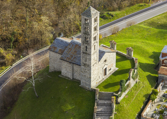 Chiesa romanica su un'altura