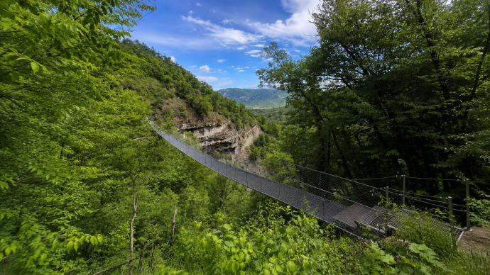 Ponte tibetano tra Cecima e Ponte Nizza in Valle Staffora Oltrepò Pavese