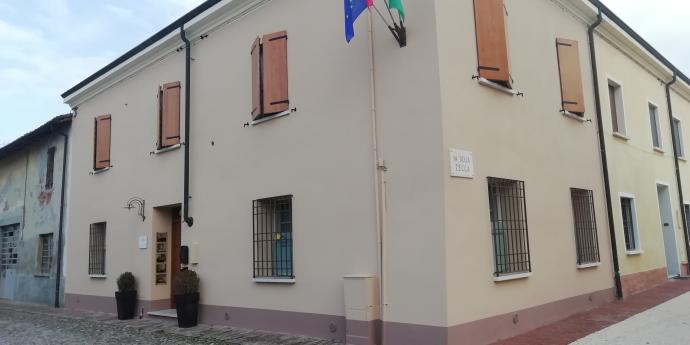 Facciata esterna ed ingresso di House Sabbioneta