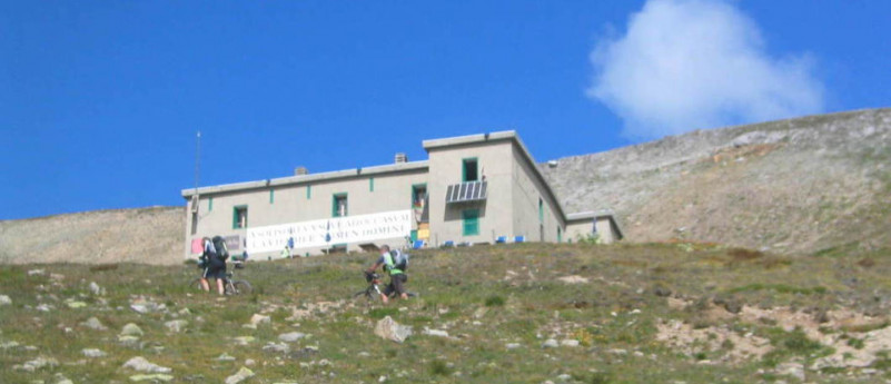 RIFUGIO ALPINO AL PASSO CASSANA - RIFUGIO CASSANA