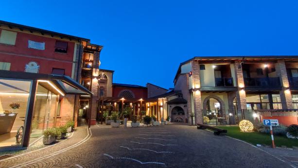 La struttura nel suo complesso vista dall'ingresso principale, sulla sinistra si trovano la Reception e l'ala Residence, sulla destra si trovano la Hall, l'area Relax e l'ala Hotel.