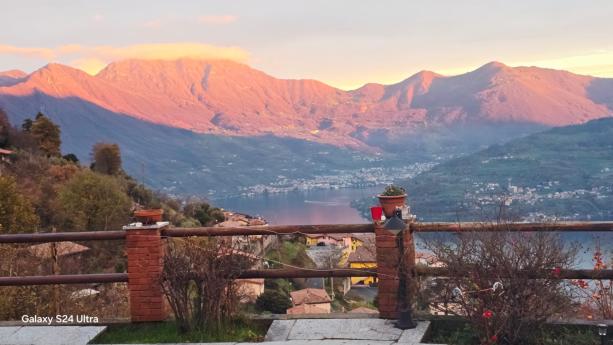 Unterkünfte Unsere beiden Gästezimmer befinden sich im 2. Stock und verfügen jeweils über ein eigenes kleines Badezimmer und einen separaten Außenzugang. Die Zimmer teilen sich einen großen Balkon mit atemberaubendem Blick auf den See und die Berge.