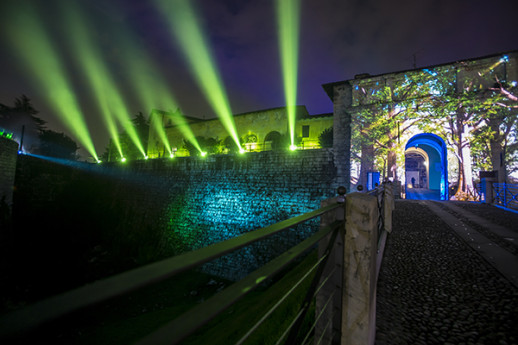 Portale di Ingresso al Castello: Natura & Architettura Portale di Ingresso al Castello: Natura & Architettura