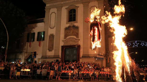Il rogo del diavolo davanti alla chiesa di San Bernardo Il rogo del diavolo davanti alla chiesa di San Bernardo