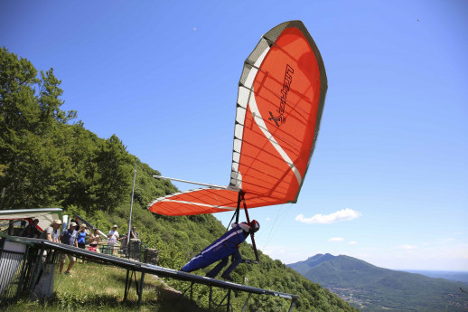 HANG-GLIDING THE VALERIO ALBRIZIO TROPHY