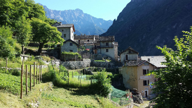 Salita a Codera col plenilunio Salita a Codera col plenilunio