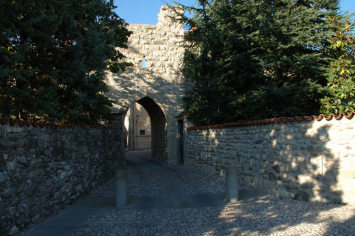 Dame e Cavalieri: Visita al borgo medievale di Castel Trebecco e della Chiesa di S. Fermo
