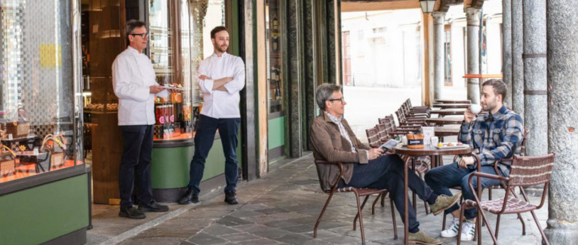 Abbiategrasso, Faccia a Faccia: Riflessi di Vita fra Commercio e Città