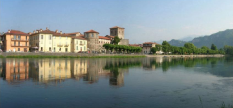Bancarelle sul fiume