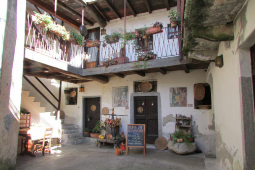 Corte del Poeta, Arcumeggia, Casalzuigno (VA) Corte del Poeta, Arcumeggia, Casalzuigno (VA)