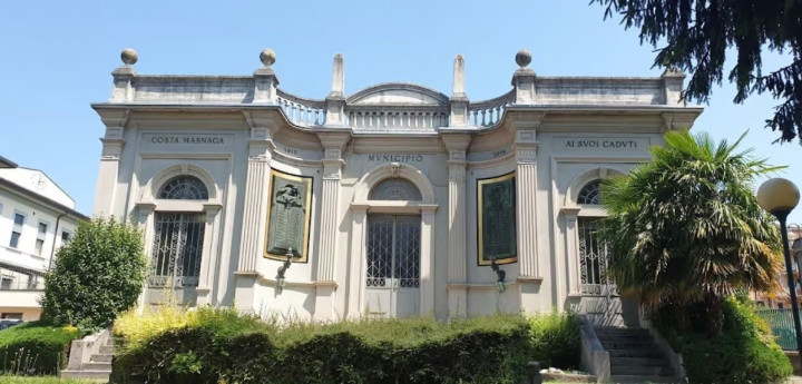 Giochiamo con un sasso per la strada