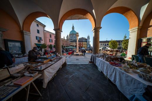 portico con bancarelle