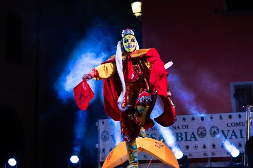 acrobata cinese in vestiti tradizionali