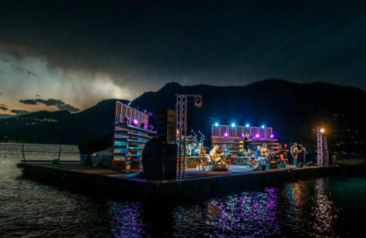 Palco galleggiante del Lago di Como