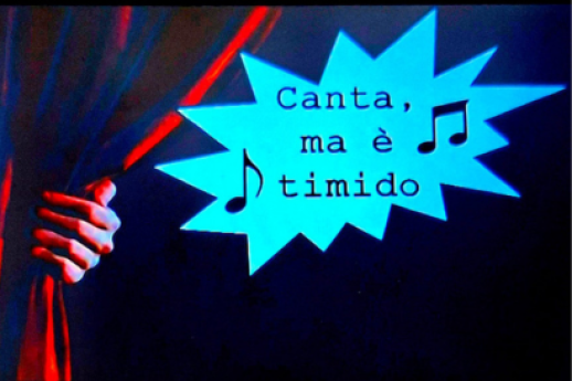Canta, ma è timido