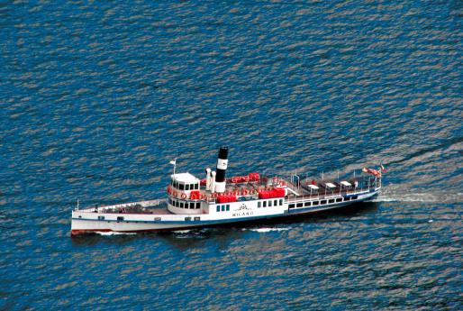 Boat trips at Lombard lakes, an original idea