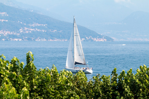 5 expériences glamour en Lombardie - Barca a vela Lago di Como