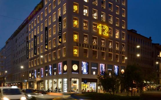 Via Durini, 28||Piazza San Babila le grand magasin Brian&Barry consacre 12 étages d'émotion intense à sa clientèle, en proposant produits de beauté, produits alimentaires, bijouterie et vêtements. Brian&Barry vante aussi une collaboration avec la célèbre chaîne Eataly: on trouve au rez-de-chaussée l'Eataly Café et d'autres points de restauration aux autres étages.||Plus%20d'info 12 The Brian&Barry Building