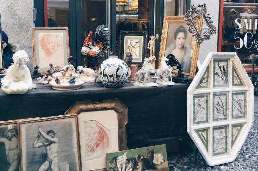 Brera market: sunday antiques in Milan