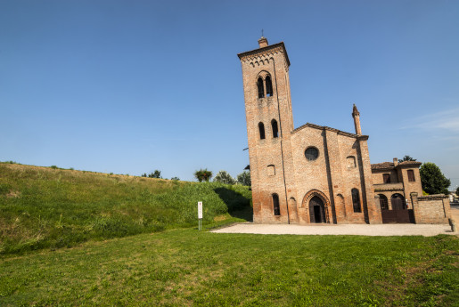 Toward the Rocca di Stellata, accompanied by the Po