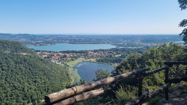 La vista sulla Brianza dal Belvedere del Monte Scioscia.