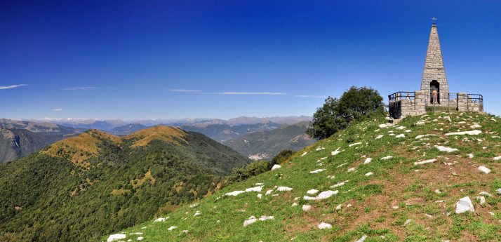 Sulla cima è stata posta una cappella a forma piramidale 