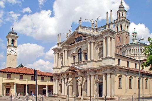 Facciata del Santuario della Beata Vergine dei Miracoli a Saronno, capolavoro del Rinascimento lombardo, con la sua imponente architettura ornata di statue e la caratteristica cupola sullo sfondo. A sinistra, il campanile con orologio e meridiana.