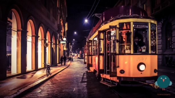 Un tour di notte sul tram storico a Milano, rivivendo gli anni Venti Un tour di notte sul tram storico a Milano, rivivendo gli anni Venti