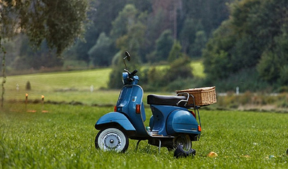 Colline del Moscato in Vespa