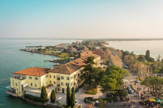 Vista aerea su sirmione e sul lago circostante