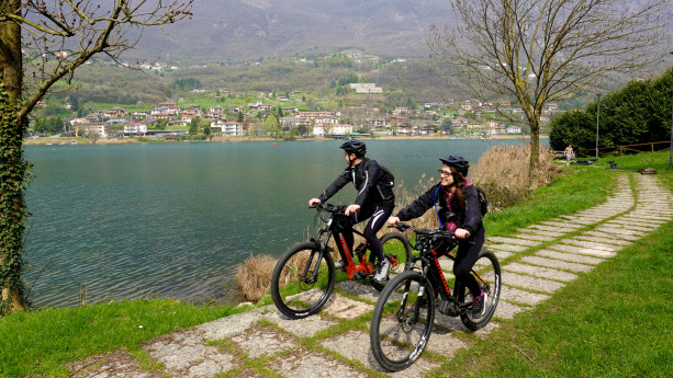 Giro in e-bike mezza giornata intorno al Lago di Endine Giro in e-bike mezza giornata intorno al Lago di Endine