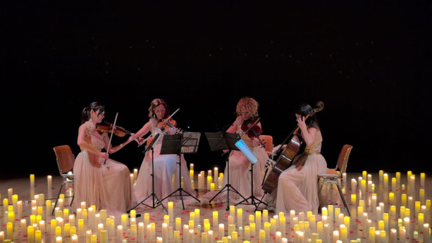 Concerto natalizio a lume di candela per quartetto d'archi: un viaggio nella musica pop più bella di sempre, da Morricone a Lady Gaga.