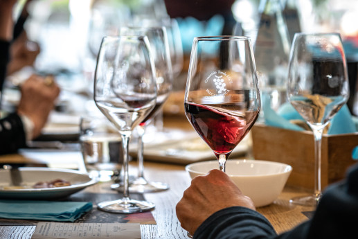 Visita in cantina e arte rupestre