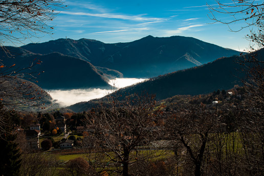 Tra le montagne del Lago di Como - Ph. Fedele Asnaghi Castagneto di Caglio tra monti, nuvole e cielo azzurro.