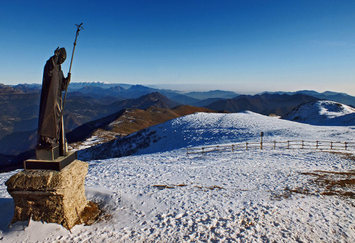 Monte Guglielmo sul sentiero nel Bosco degli Gnomi da Zone